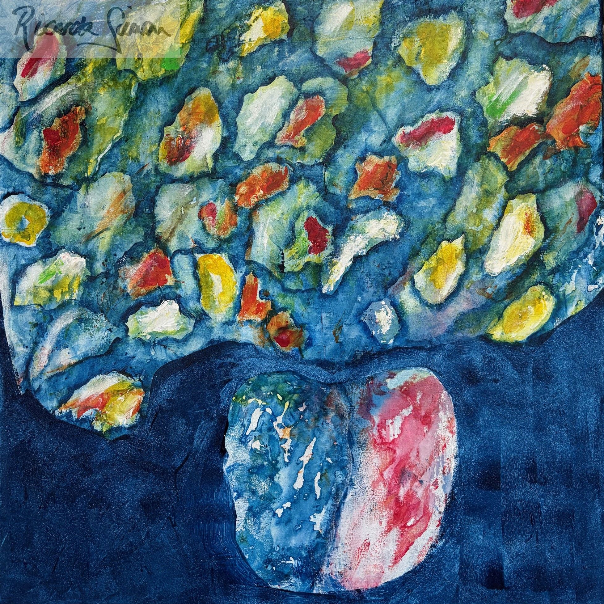 Das Kunstwerk „Hirn & Blüten“ wirkt auf den ersten Blick wie eine Vase mit
einem farbenfrohen Blumenstrauß. Erst auf den zweiten Blick erkennt man,
dass die Vase ein abstrahiertes Gehirn ist, in zwei Hälften geteilt: Die linke blaue
Hälfte steht für Intellekt und rationales Denken, die rechte rote für Kreativität
und Emotion.
Diese bewusste Farbwahl unterstreicht die symbolische Bedeutung der beiden
Hirnhälften. Aus ihrem Zusammenspiel entspringen die Blüten, die sich wie eine
lebendige Wolke entfalten – als Sinnbild für Ideen, Inspiration und
schöpferische Prozesse. Die Gedanken wirken dabei nicht starr oder greifbar,
sondern wachsen, verwandeln sich und zeigen Bewegung.
Insgesamt lässt sich das Werk als eine visuelle Metapher für das menschliche
Denken und die kreative Schöpfungskraft verstehen. Es thematisiert die Balance
und das Zusammenspiel zwischen rationalem und emotionalem Denken und
macht sichtbar, dass echte Kreativität beide Pole braucht.
